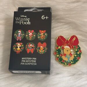Disney Winnie the Pooh Holiday Wreath Pin – Pooh in Christmas Wreath